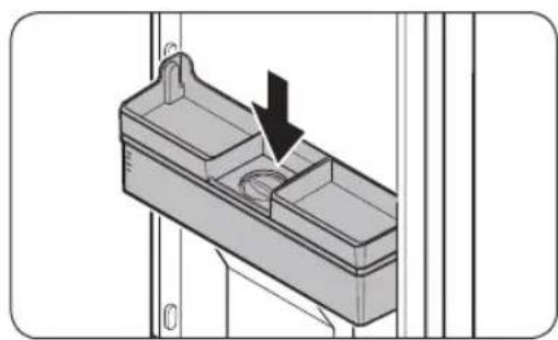 SAMSUNG RR39A746341 - So füllen Sie den Wassertank mit Trinkwasser - 3