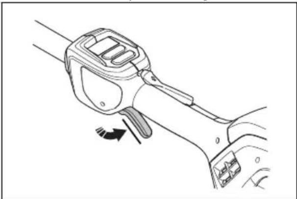 HUSQVARNA Madsaw 525DEPS - Comprobación del bloqueo del gatillo de alimentación - 2