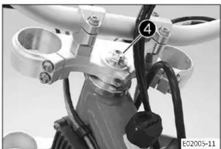 GasGas EX 300 (2023) - Monter le té de fourche inférieur - 2