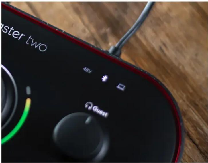 FOCUSRITE Vocaster Two Studio - Que signifient les couleurs de l'icône Bluetooth ? - 1