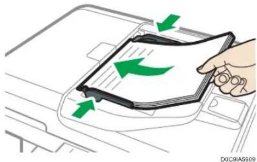 RICOH IM C300F - Placement d'un original dans le chargeur automatique de documents (ADF) - 1