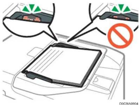 RICOH IM C300F - Placement d'un original dans le chargeur automatique de documents (ADF) - 2