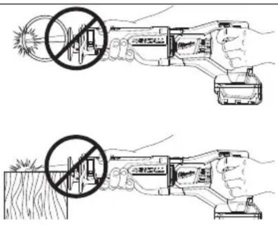 MILWAUKEE M18 2621-22 - Cómo sacar las seguetas rotas de la abrazadera de la segueta Quik-Lok® - 2