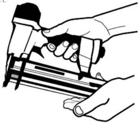 Craftsman CMPFN16SB - Position correcte des mains (Fig. B) - 4
