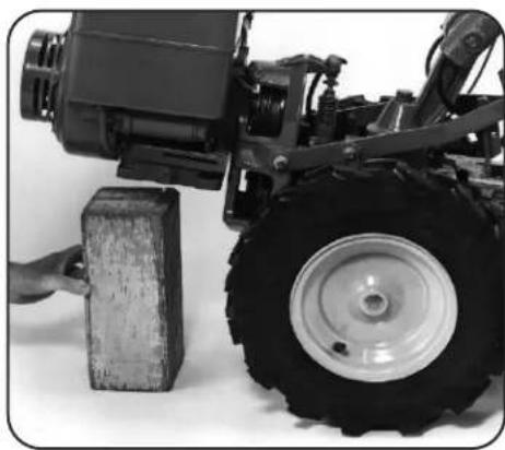 TROY-BILT Big Red - Extracción del accesorio de dientes - 1
