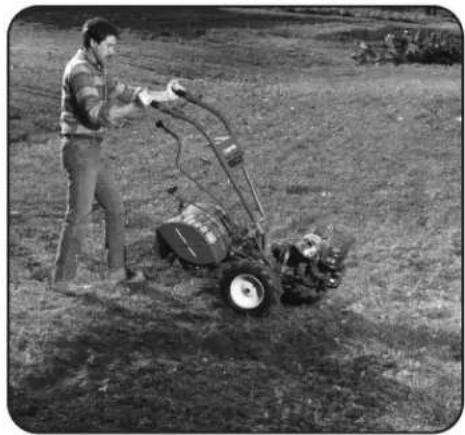 TROY-BILT Big Red - Dar la vuelta con la cultivadora - 1