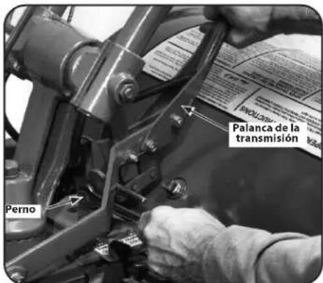 TROY-BILT Big Red - Procedimiento para ajustar la tensión de la correa - 3