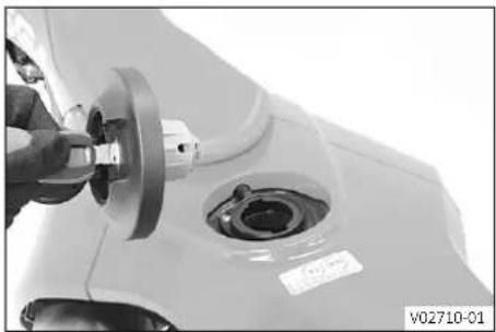 GasGas SM 700 (2022) - Fermer le bouchon du réservoir de carburant - 1