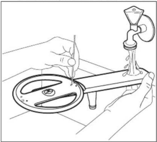 ELECTROLUX Y67EC400W - Cleaning the lower spray arm - 2