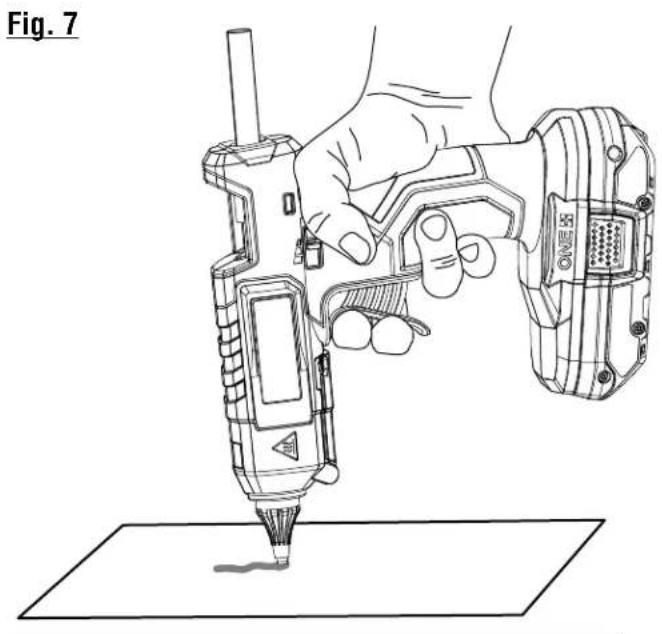 RYOBI P307 - INSERTION DES BÂTONS DE COLLE CHAUDE - 4