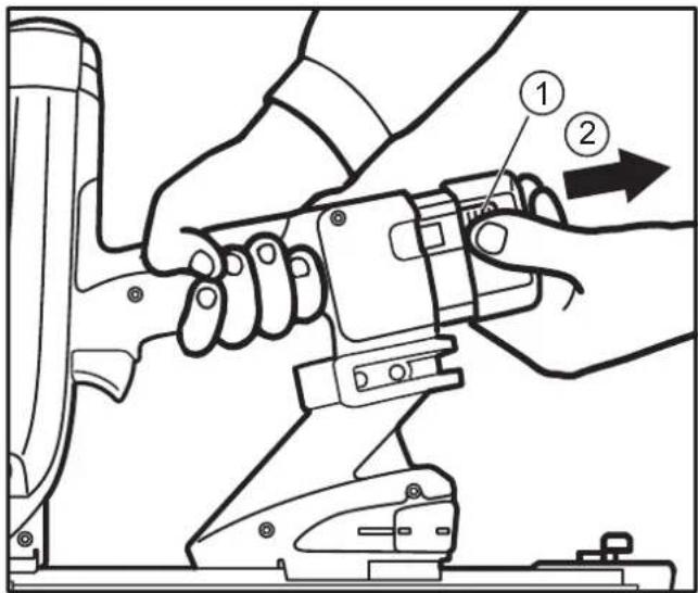 DEWALT DDF5120550 - Ta ut batteriet fra spikerpistolen: - 1