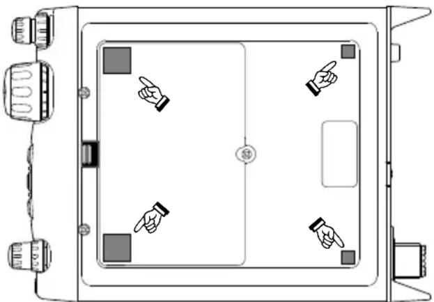 YAESU FT-818 - Installation des pieds - 1