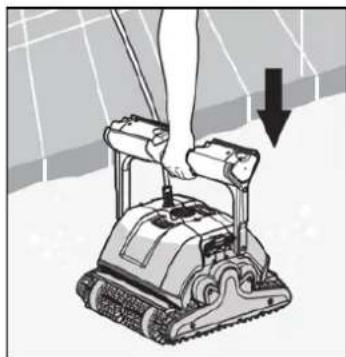 MAYTRONICS Dolphin M500 - Mise à l'eau du robot nettoyeur de piscine - 1