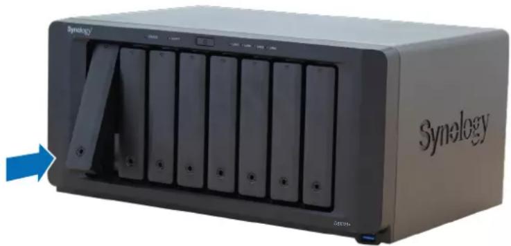 SYNOLOGY DiskStation DS1821+ - Installation des disques - 1