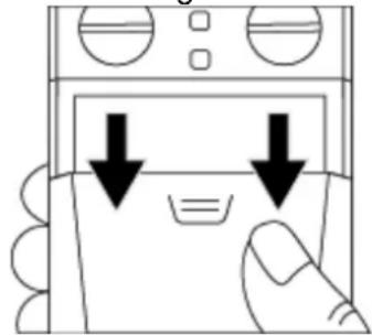 TensCare TENS One - EINLEGEN DER BATTERIEN - 1