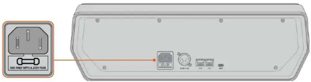 Blackmagic Design ATEM Television Studio HD8 - パネルの電源を入れる - 1