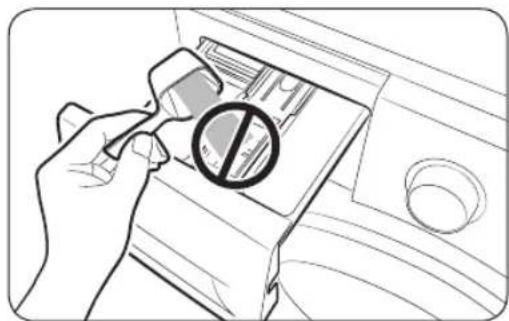 SAMSUNG WD91DG5B15BE - Einfüllen von Waschmittel in den Waschmittelbehälter - 4