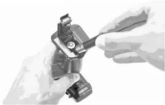 ARRMA Typhon Grom - LEGEN SIE DIE AA BATTERIEN IN DAS STEUERGERAT EIN - 3
