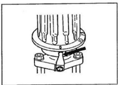 Maruyama MS330 - Installation du tuyau d'aspiration et du tuyau de trop-plein - 4
