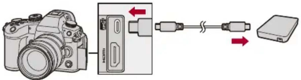PANASONIC Lumix DC-GH7 - Branchez l'appareil photo et la SSD externe à l'aide d'un câble de raccordement USB. - 1