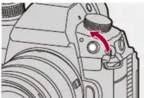 PANASONIC Lumix DC-GH7 - Branchement d'un câble de synchronisation à la prise de synchronisation du flash - 2