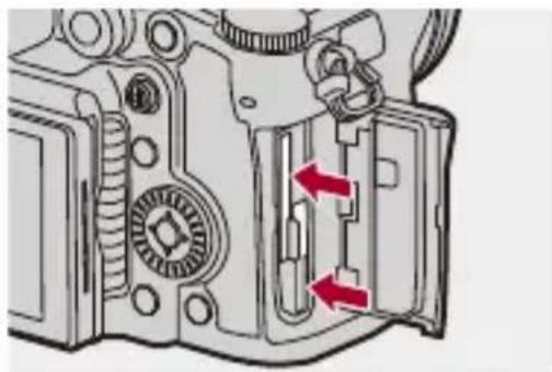 PANASONIC Lumix DC-GH7 - Retrait d'une carte - 1