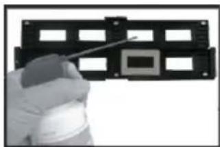 Reflecta x44-Scan - Loading mounted slides - 2
