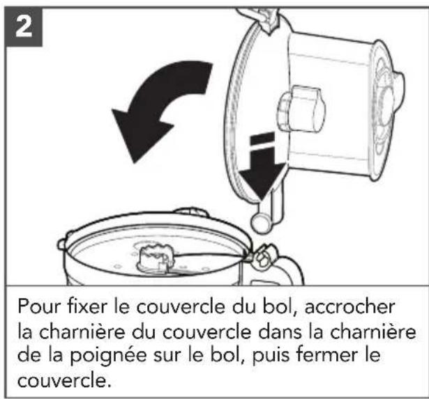 Pour fixer le couvercle du bol, accrocher la charnière du couvercle dans la charnière de la poignée sur le bol, puis fermer le couvercle.