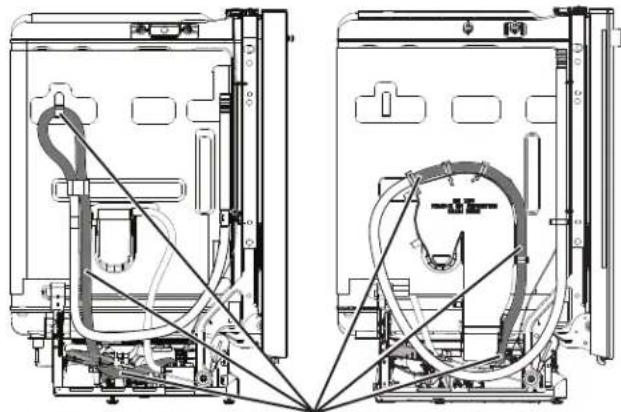 Café CDT875P4NW2 - INSERTION DU BOYAU DE VIDANGE DANS L'ORIFICE DE L'ARMOIRE - 1