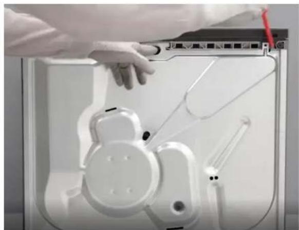 SIEMENS SK25IB00TE - Rimozione della copertura inferiore dell'apparecchio - 2
