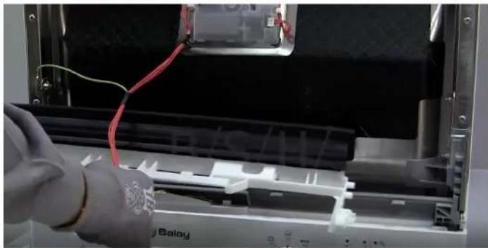 SIEMENS SK25IB00TE - Odobratie spodného tesnenia dveri - 5