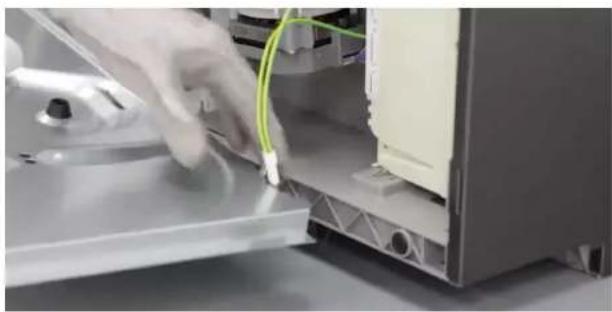 SIEMENS SK25IB00TE - Demontarea capacului inferior - 4