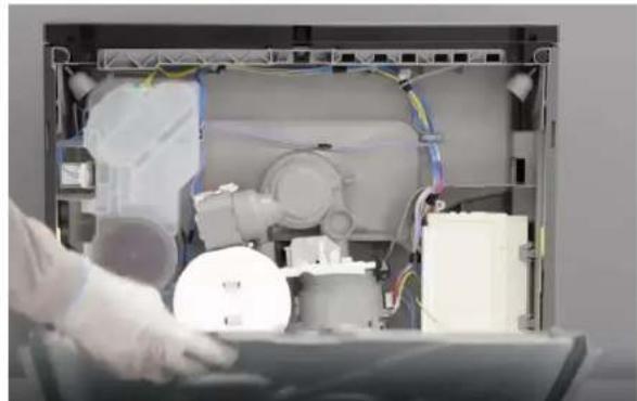 SIEMENS SK25IB00TE - Odobratie spodného krytu - 3
