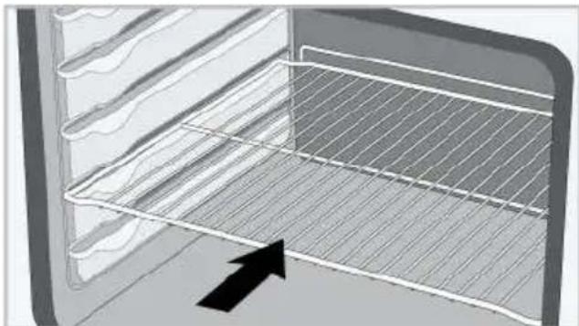 BEKO BCBIM16300XDE - Mise en place de la grille métallique et du plateau métallique sur les étagères de cuisine - 2