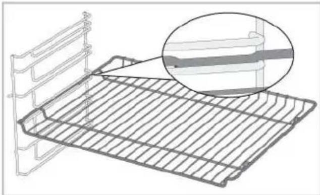BEKO BCBIM16300XDE - Mise en place de la grille métallique et du plateau métallique sur les étagères de cuisine - 1