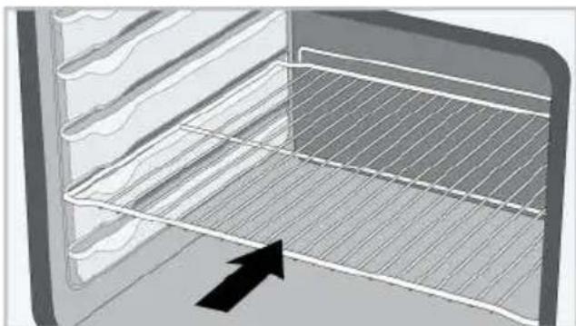 BEKO BBISM13300XPE-1 - Mise en place de la grille métallique et du plateau métallique sur les étagères de cuisine - 2