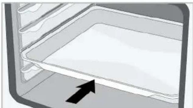 BEKO BBISM13300XPE-1 - Mise en place du plateau sur les étagères de cuisine - 2