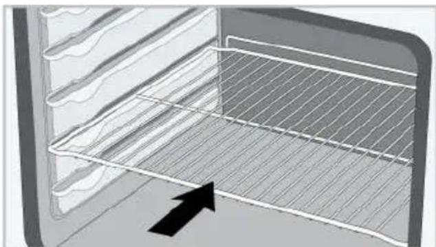 BEKO BBIM18300XMPF - Mise en place de la grille métallique et du plateau métallique sur les étagères de cuisine - 2
