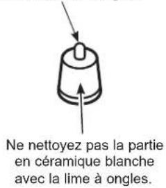 Ne nettoyez pas la partie en céramique blanche avec la lime à ongles.