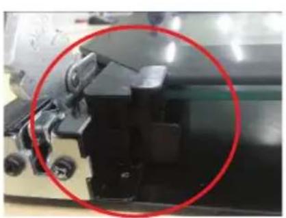 BLAUPUNKT 5B30P0250 - Instrucciones para sustituir la cubierta del marco de la puerta y los soportes giratorios - 4