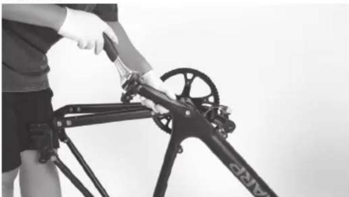 SHARP BK-RS08EB - Krok 14: Odstráňte pedále - 1