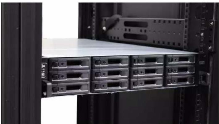 SYNOLOGY RackStation RS3621xs+ - Pour installer le kit de rails - 5