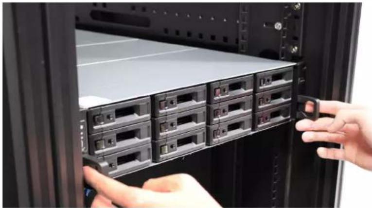 SYNOLOGY RackStation RS3621xs+ - Pour retirer le kit de rails - 1