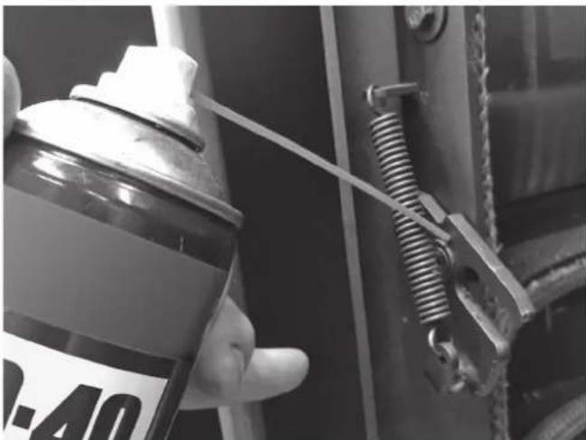 ORANIER Ostro (W+) - Schmieren des Snap-Lock-Feuerraumtürverschlusses - 1