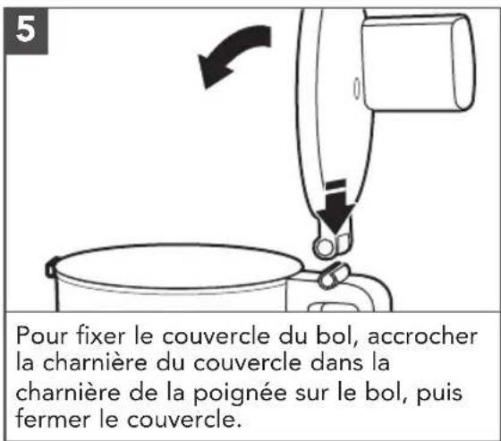 Pour fixer le couvercle du bol, accrocher la charnière du couvercle dans la charnière de la poignée sur le bol, puis fermer le couvercle.