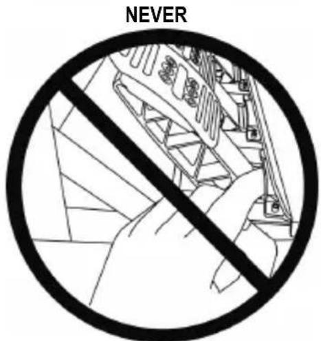THRUSTMASTER T248 - Warning - Pedal set pinch hazard when playing - 3