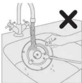 PHILIPS HD9411 - Do not rinse the kettle base under running water or use a damp cloth. - 1