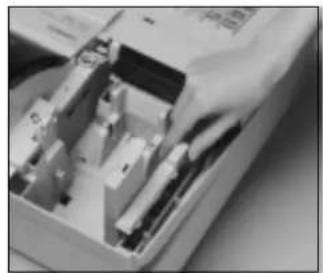 CASIO CE-310 - Mettez les trois piles de sauvegarde de la mémoire en place (suite). - 3