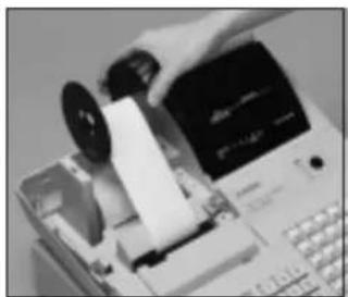 CASIO CE-310 - Mise en place d'un rouleau de papier simple pour l'impression du journal - 11