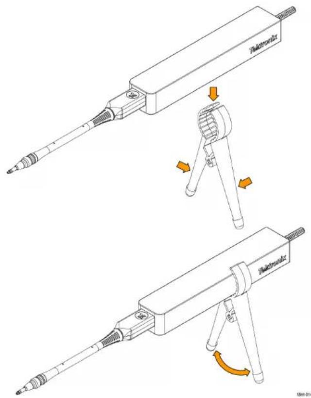 TEKTRONIX TICP025 - Installazione del bipiede - 1
